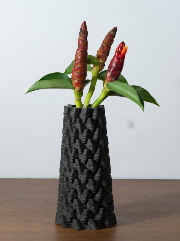Saggy main– Ceramic 3D Printed Vase