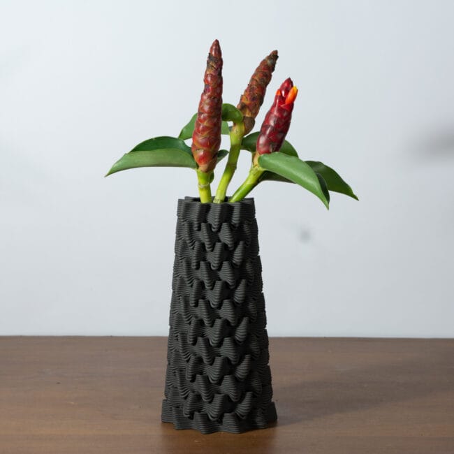 Saggy main– Ceramic 3D Printed Vase