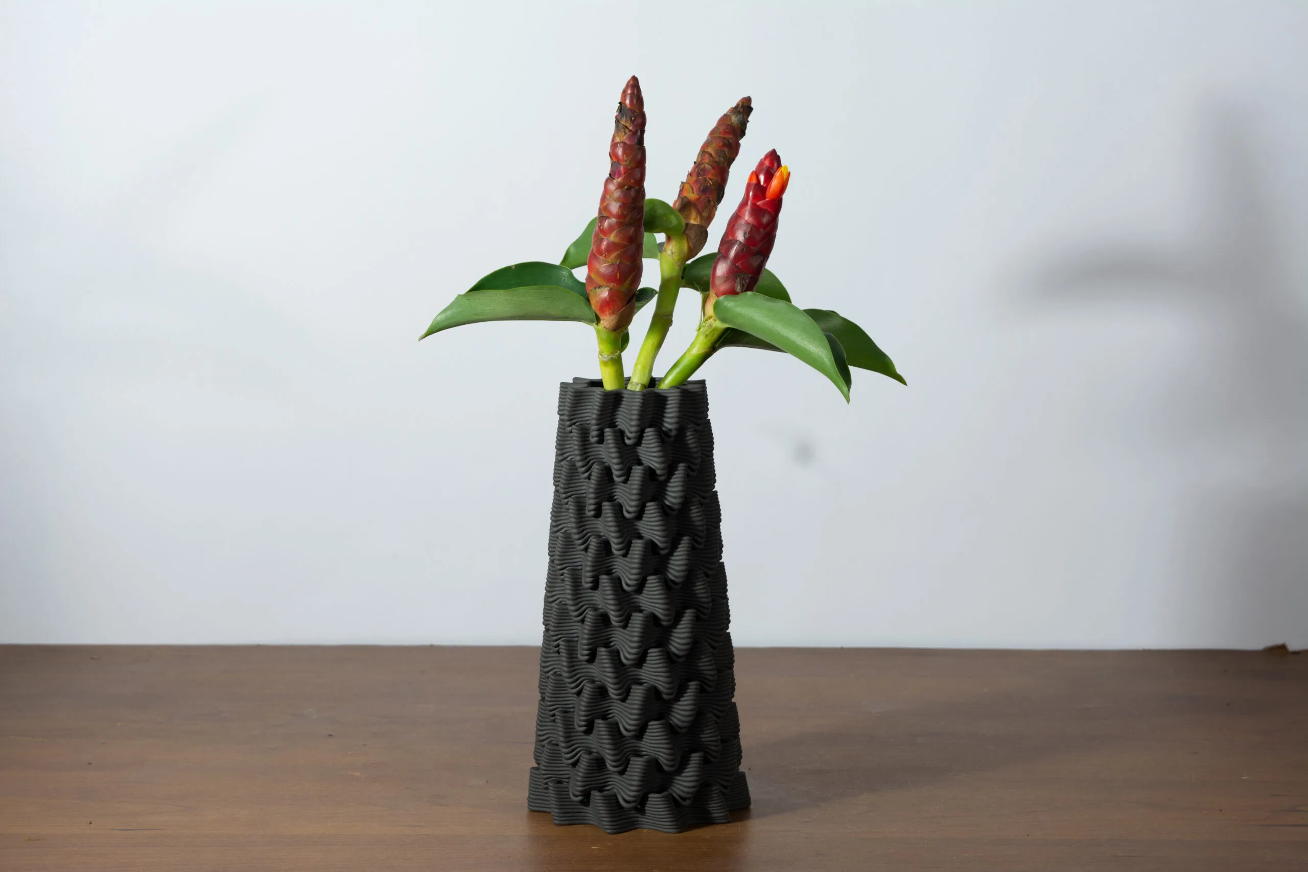 Saggy main– Ceramic 3D Printed Vase